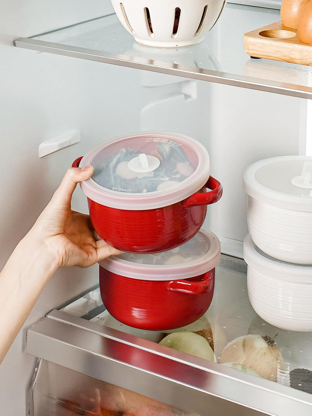 LE TAUCI Soup Bowls with Handles and Silicone Lids  28 oz Ceramic Ramen Bowl Microwavable  Oven Safe French Onion Soup Bowls for Noodles and Cereal  Lead & Cadmium Free Soup Crocks  Set of 2  Red