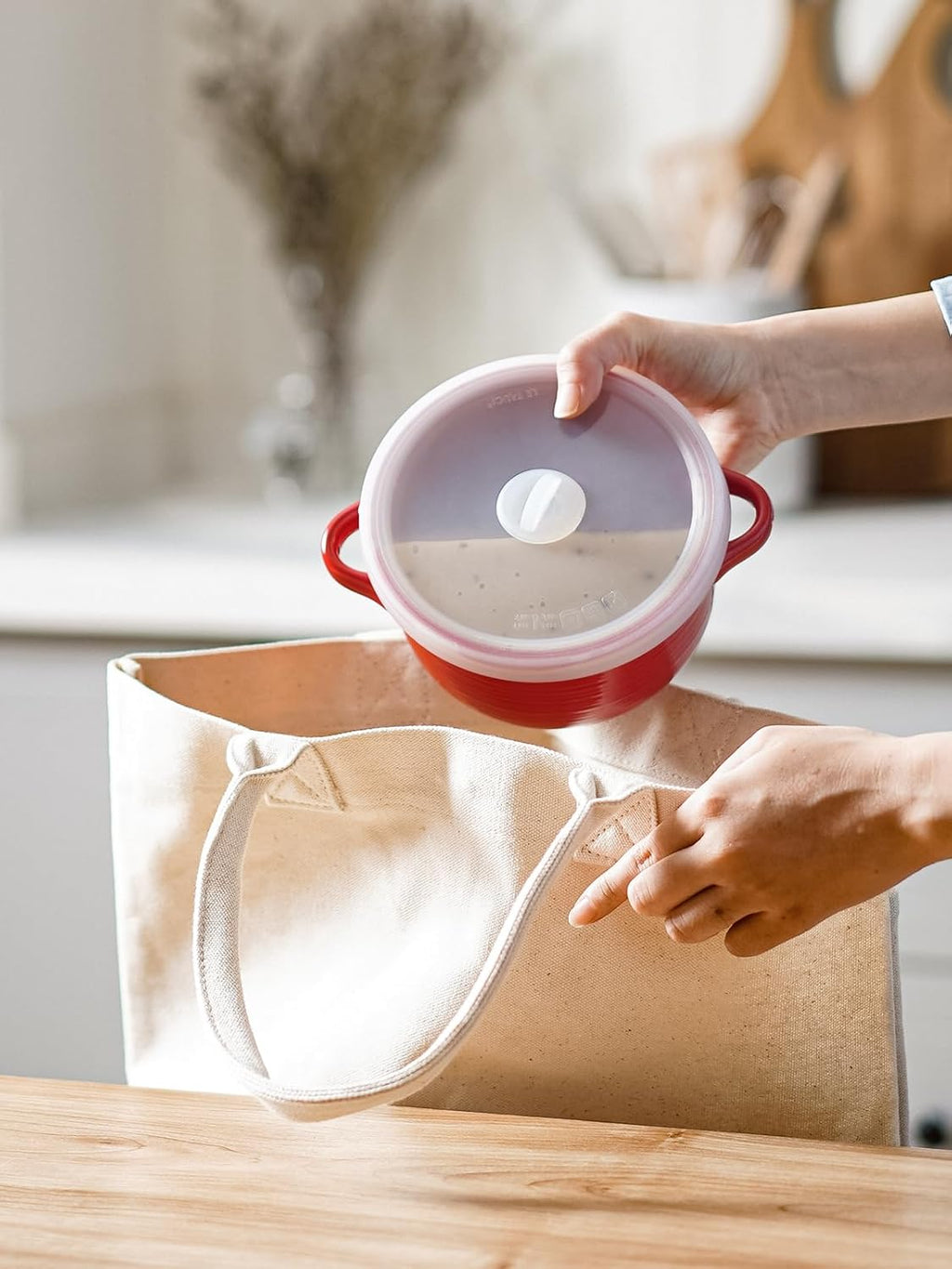 LE TAUCI Soup Bowls with Handles and Silicone Lids  28 oz Ceramic Ramen Bowl Microwavable  Oven Safe French Onion Soup Bowls for Noodles and Cereal  Lead & Cadmium Free Soup Crocks  Set of 2  Red
